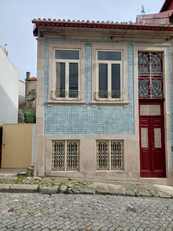 Crooked Floor House - Attic Apartment Porto Luaran gambar
